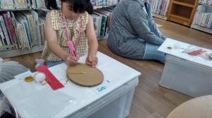 子どもの作業中の写真