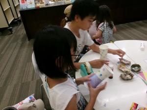 紙コップでギターを作っている様子
