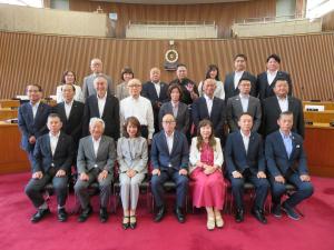 市議会議員集合写真（議場にて）