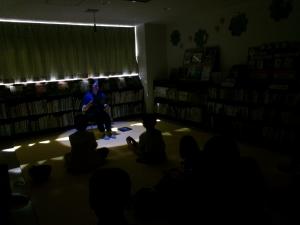 絵本を読んでいる様子