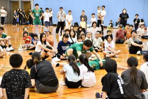 ストレッチを実演するきんでんトリニティブリッツメンバーとイベント参加者