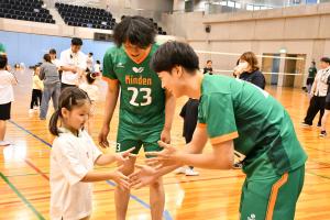 きんでんトリニティブリッツメンバーとじゃんけんする子ども