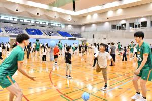 きんでんトリニティブリッツメンバーとバレーボールを楽しむ子ども