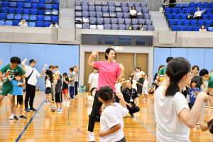 バレーボールを指導する大山加奈さん