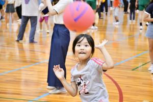 バレーボールにチャレンジする子ども