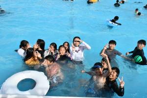 プールで遊ぶ小学生