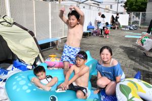 休憩中の子どもたち