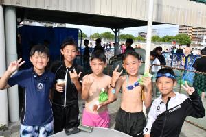 売店で食べ物を買う小学生