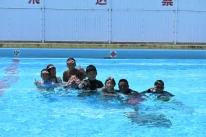 プールで遊ぶ小学生たち