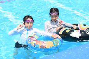浮き輪で遊ぶ小学生