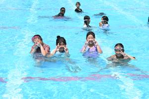 プールで遊ぶ小学生