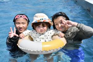 プールで遊ぶ３人の子ども