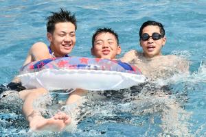 プールで遊ぶ高校生