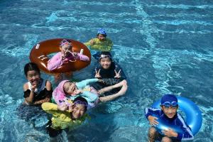 プールで遊ぶ小学生たち