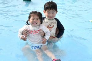 ちびっこプールで遊ぶ幼児