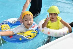  浮き輪で浮く幼児