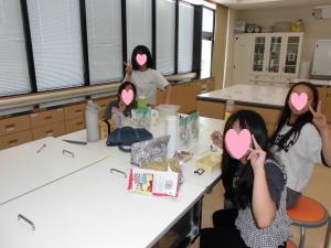 お昼ご飯を一緒に楽しく食べている様子1