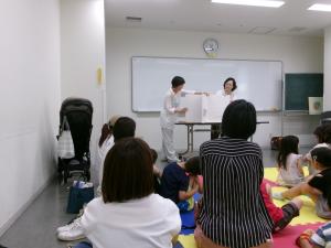 大型絵本の読み聞かせの様子