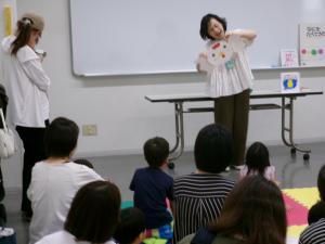 絵本ひよこさんを読んでいる写真