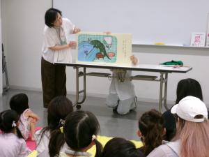 大型絵本の読み聞かせ
