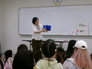 絵本の読み聞かせの様子