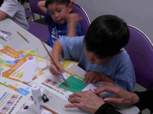 豆本を作っている子どもの様子