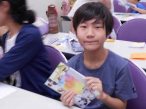 男の子が作品を見せてくれている様子