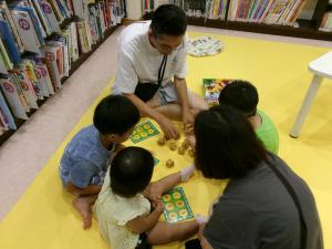 大人と子どもの参加者の方がゲームで遊んでいる写真