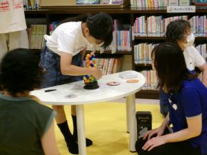 子どもの参加者の方と図書館スタッフがゲームで遊んでいる写真