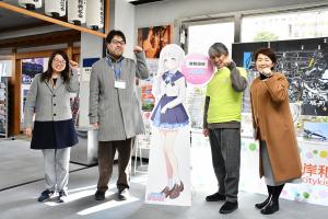 パネルと一緒に写る常滑市の男性職員と市担当職員