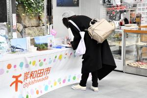 交流ノートにメッセージを書く男性