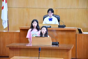 議場で質問するこども議員２名