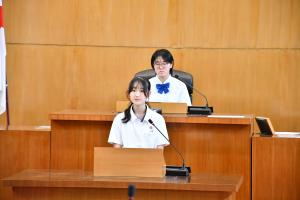 議場で質問するこども議員