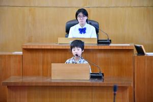 議場で質問するこども議員