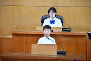 議場で質問するこども議員