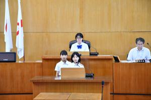議場で質問するこども議員２名