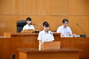 議場で質問するこども議員