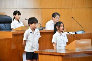 議場で質問するこども議員