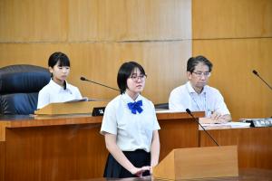 議場で質問するこども議員