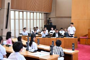 こども議員に答弁する市長