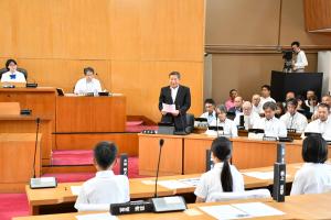 こども議員に答弁する教育長
