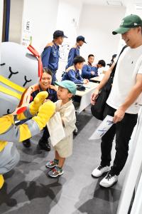 受付で参加者を迎えるきしぼう