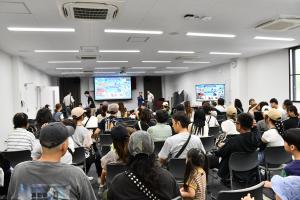 多くの参加者が集まったイベントの屋内会場の様子
