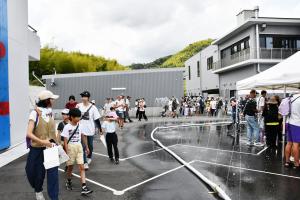 屋外の会場に出てきた参加者のみなさん