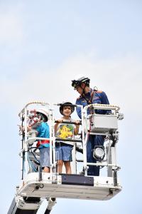 はしご車に乗る笑顔の男の子