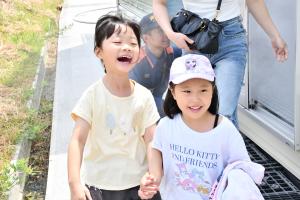 煙体験が終わって笑顔の女の子二人