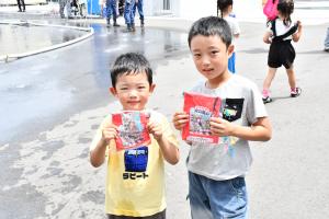 参加者プレゼントのハンカチを持った男の子二人
