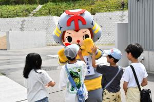 子どもたちに囲まれたきしぼう