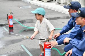水消化器体験をする男の子