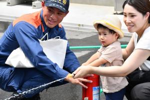 水消化器体験をする幼い男の子とお母さん